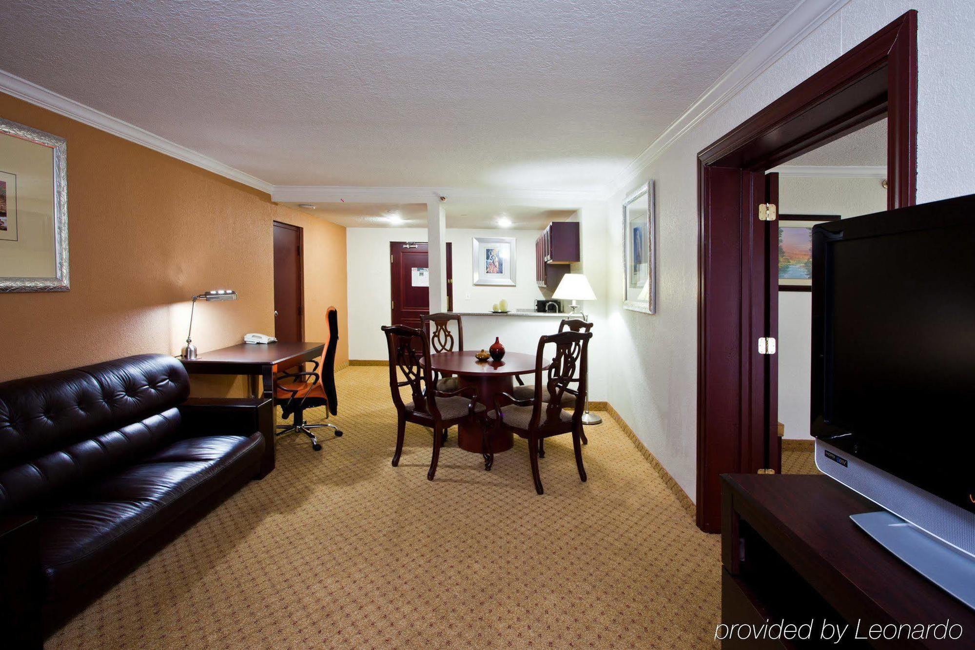 Four Points By Sheraton Detroit Novi Room photo